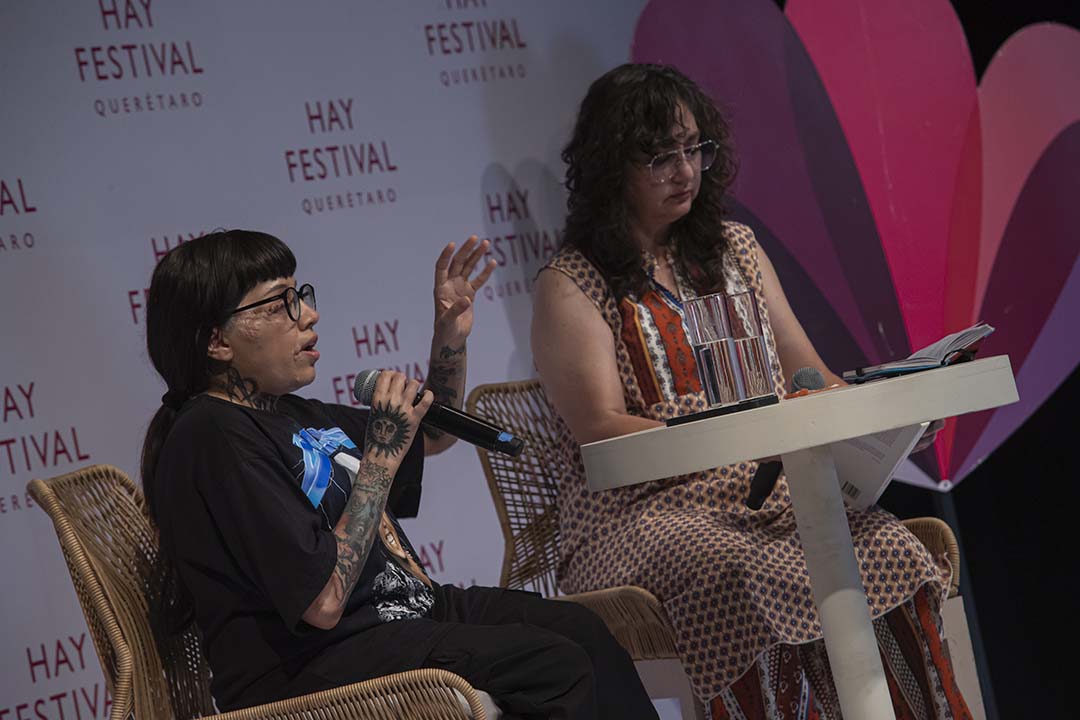 Dahlia de la Cerda en conversación con Claudia Ivonne Hernández, abordaron el tema de “Feminismos Interseccionales” dentro de las actividades del Hay Festival 2023. Foto: Demian Chávez.
