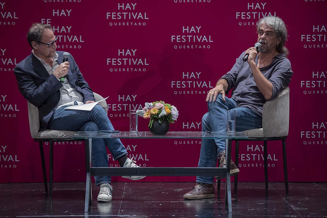 Fernando León de Aranoa in conversation with Jan Martínez Ahrens, at Hay Festival 2023 in Querétaro. Photo: Demian Chávez.