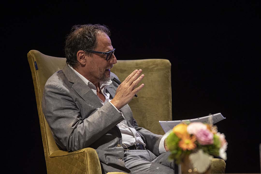 Leontxo García in conversation with Jan Martínez Ahrens at Hay Festival 2023. Photo: Demian Chávez